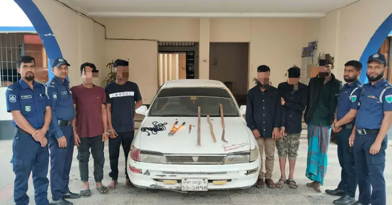 অস্ত্রসহ গ্রেপ্তার হওয়া পাঁচজন